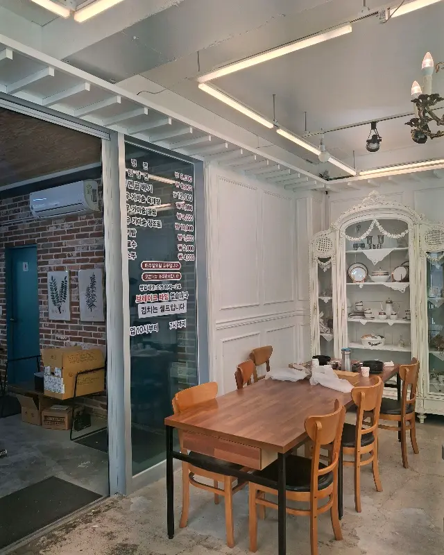 깔끔하고 넓은 매장 내부