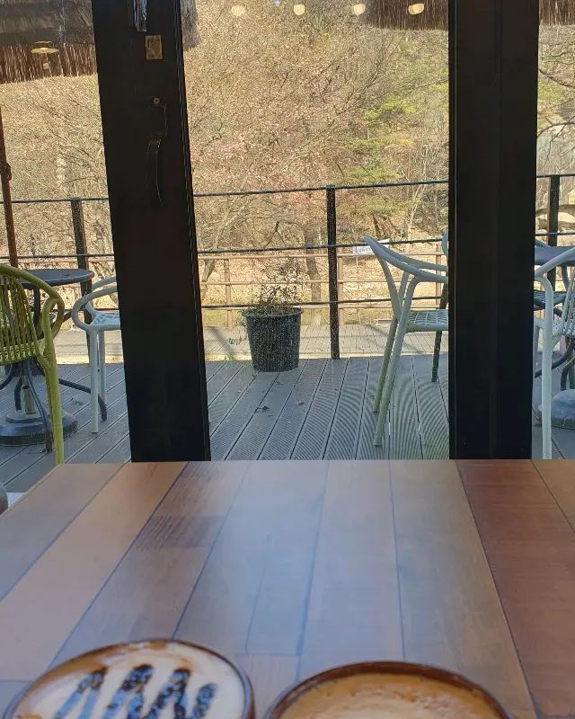 식당 내부에서 바라본 풍경