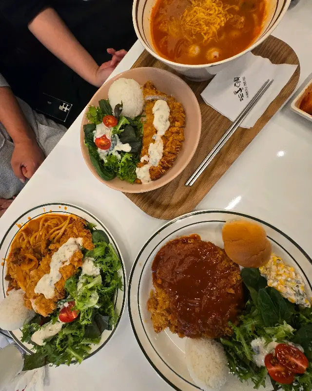 돈까스와 밥의 환상적인 조화