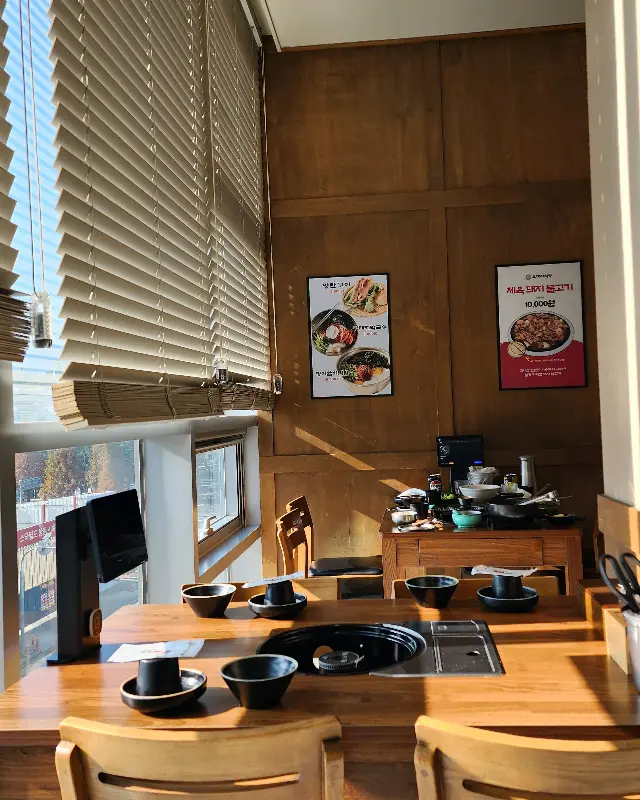 깔끔하고 모던한 분위기의 매장 내부