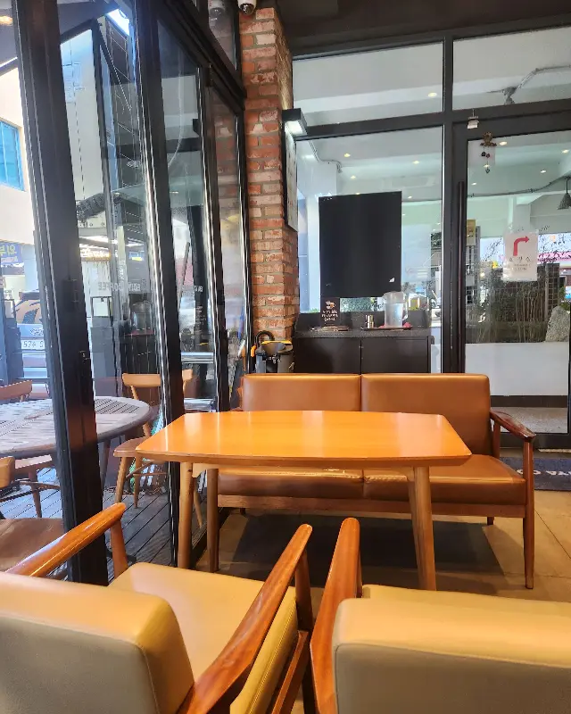 이디야 순천연향점 내부 테이블 좌석