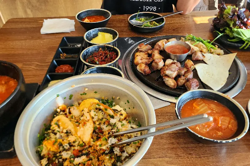 된장찌개와 솥밥이 함께 제공되는 푸짐한 세트 메뉴