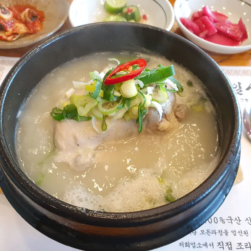 뚝배기 안에서 보글보글 끓고 있는 전복 삼계탕