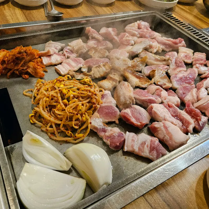 지글지글 익어가는 삼겹살