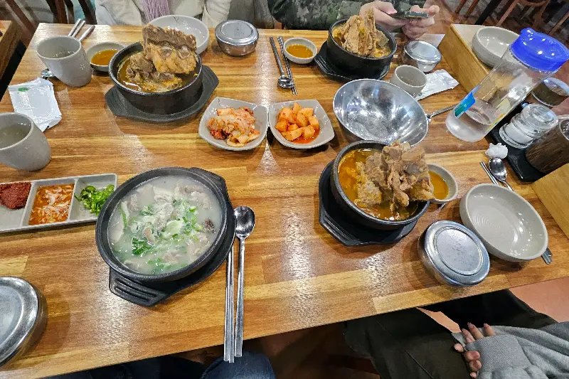 넓고 깔끔한 내부