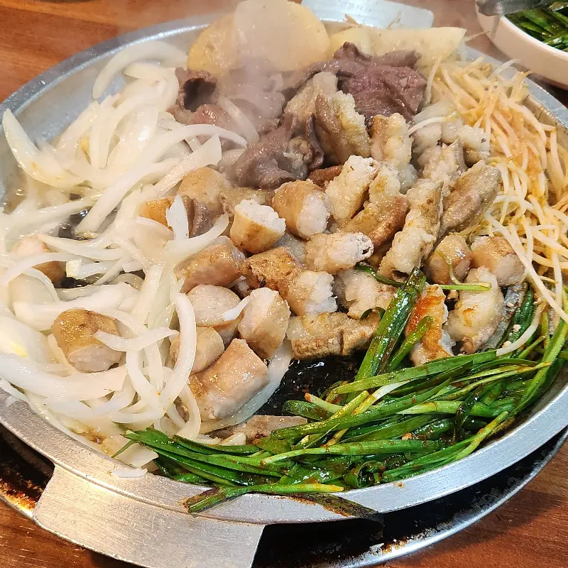 볶음밥을 숟가락으로 크게 떠서 먹는 모습