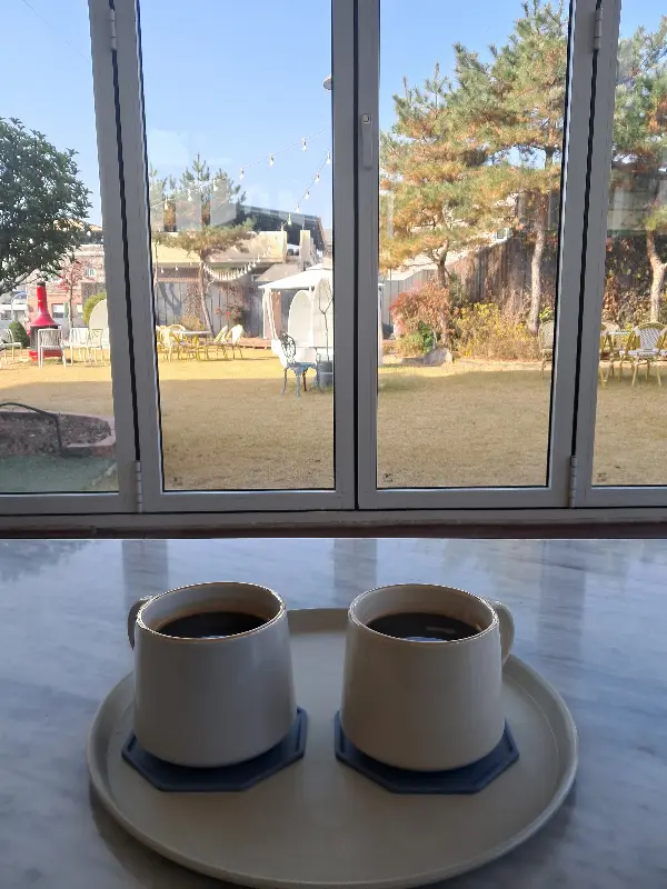 창밖으로 보이는 정원 뷰