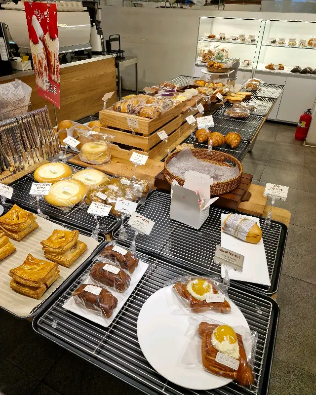 다양한 빵들이 진열된 모습
