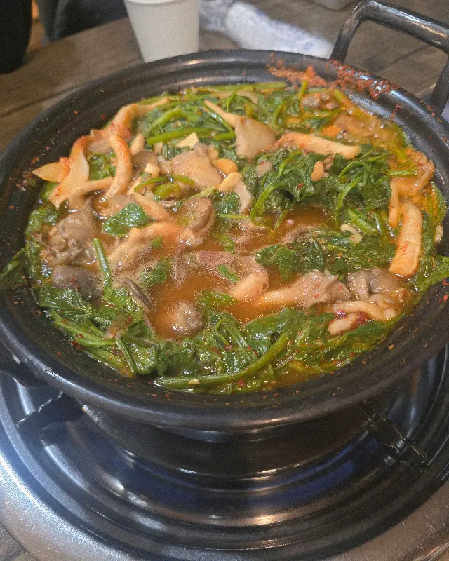 푸짐한 버섯과 야채가 들어간 샤브샤브