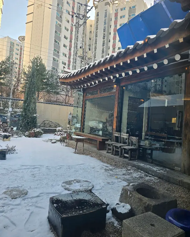 눈 덮인 소하고택의 정원