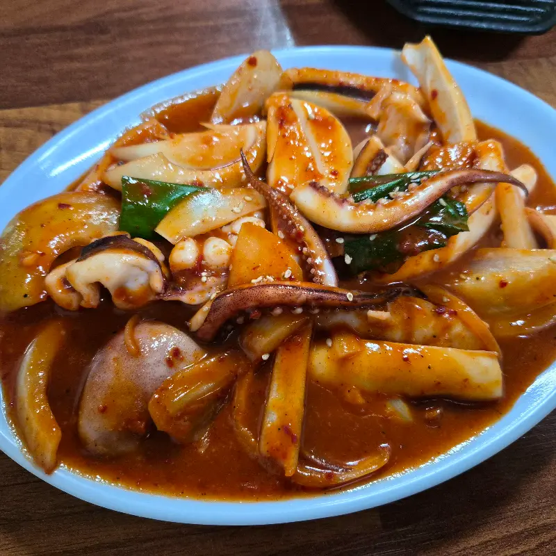 윤기가 흐르는 매콤달콤한 오징어볶음 사진