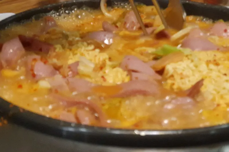 보글보글 끓고 있는 부대찌개