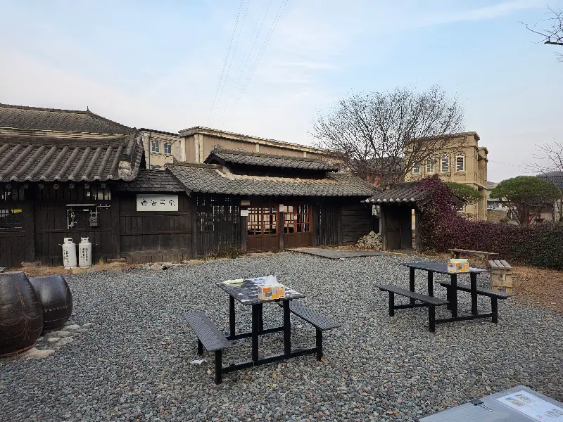 촌놈국수 야외 테이블