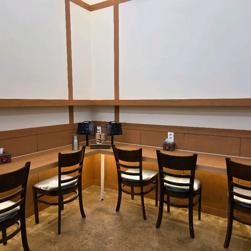 정갈하게 담겨 나온 밑반찬들