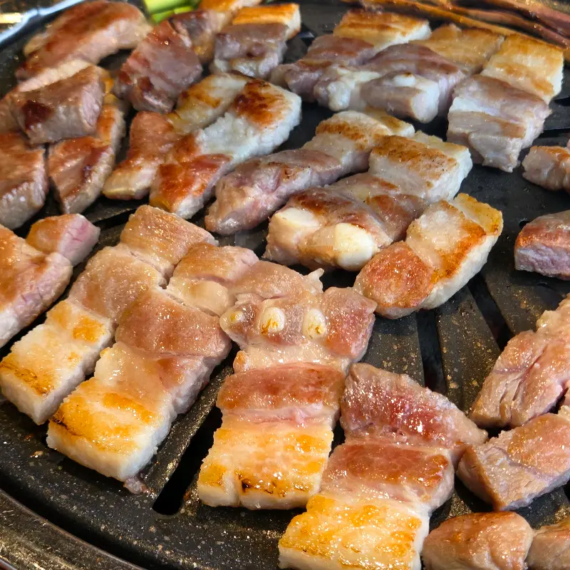 잘 구워진 삼겹살