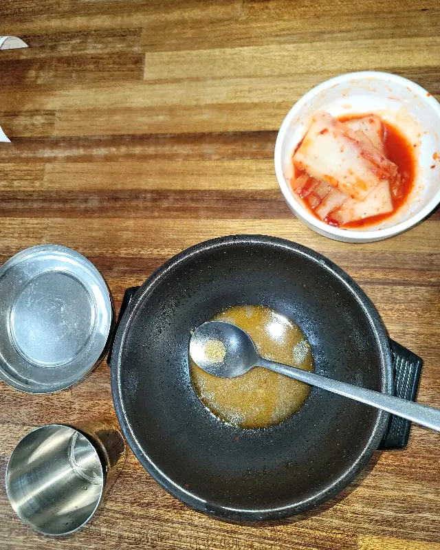 깔끔하게 비워진 뚝배기와 깍두기 그릇