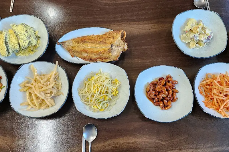 다양한 종류의 반찬들이 정갈하게 담겨 있는 모습