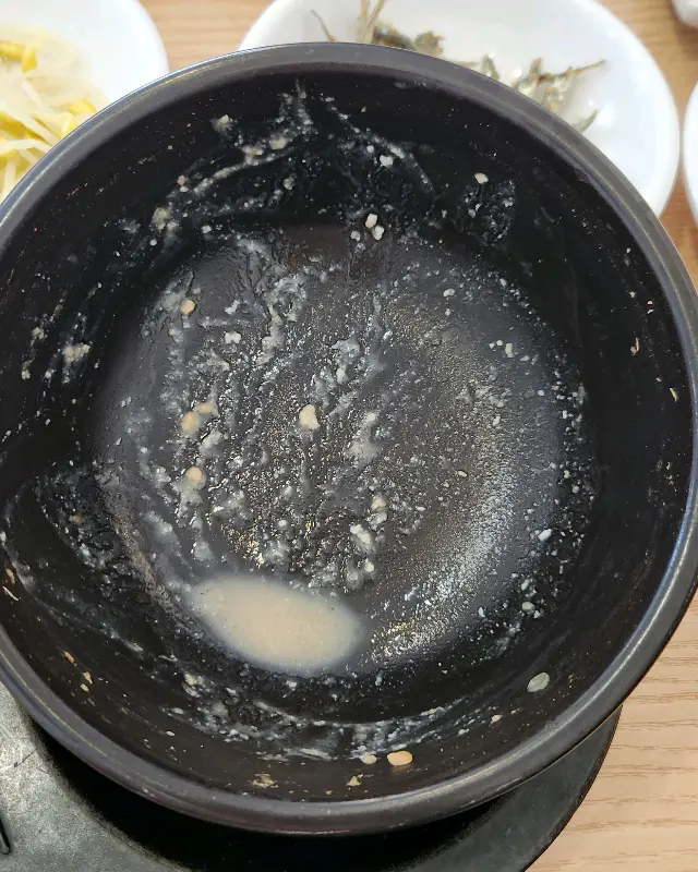 순두부찌개를 깨끗하게 비운 뚝배기