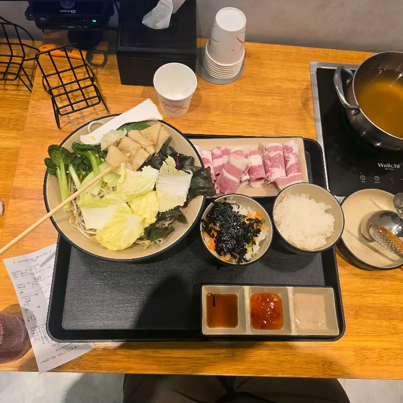 푸짐한 샤브샤브 한 상 차림