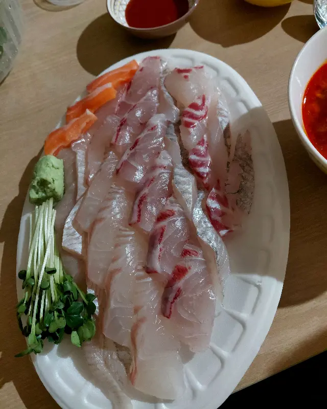 윤기가 흐르는 방어회