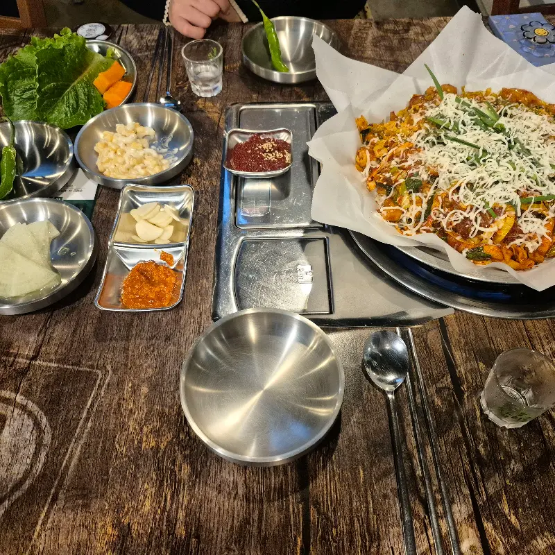 곱창과 함께 나오는 다양한 곁들임