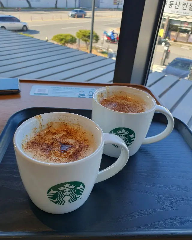 돌체라떼 두 잔