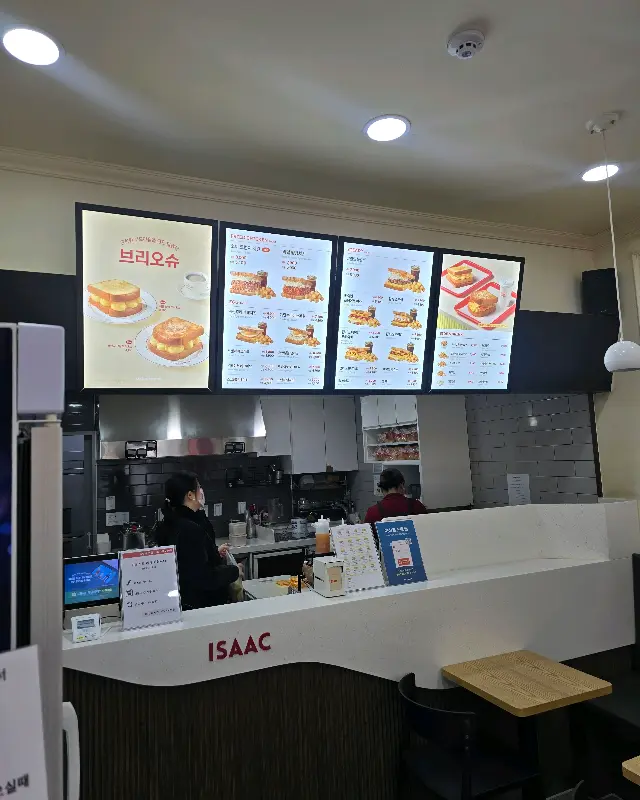 메뉴를 고르는 사람들