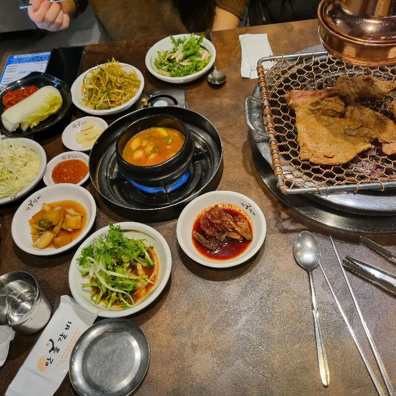 푸짐하게 차려진 한 상