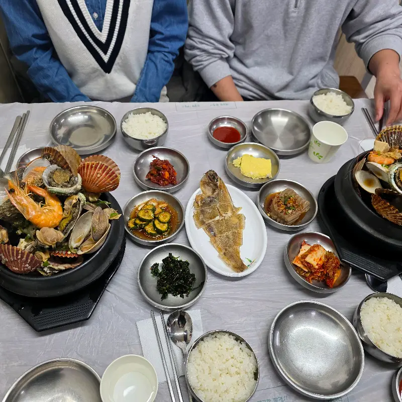 해물뚝배기 한 상 차림