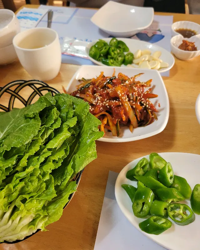 다채로운 밑반찬과 쌈 채소