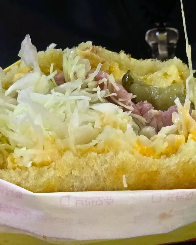 신선한 재료가 듬뿍 들어간 토스트 단면