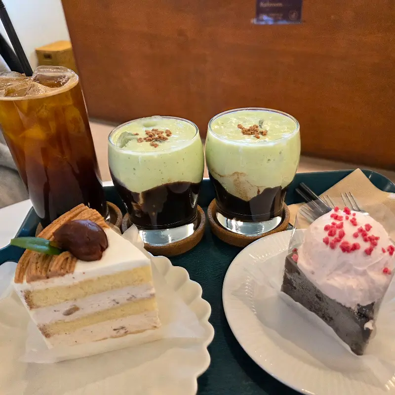 케이크와 음료의 아름다운 조화