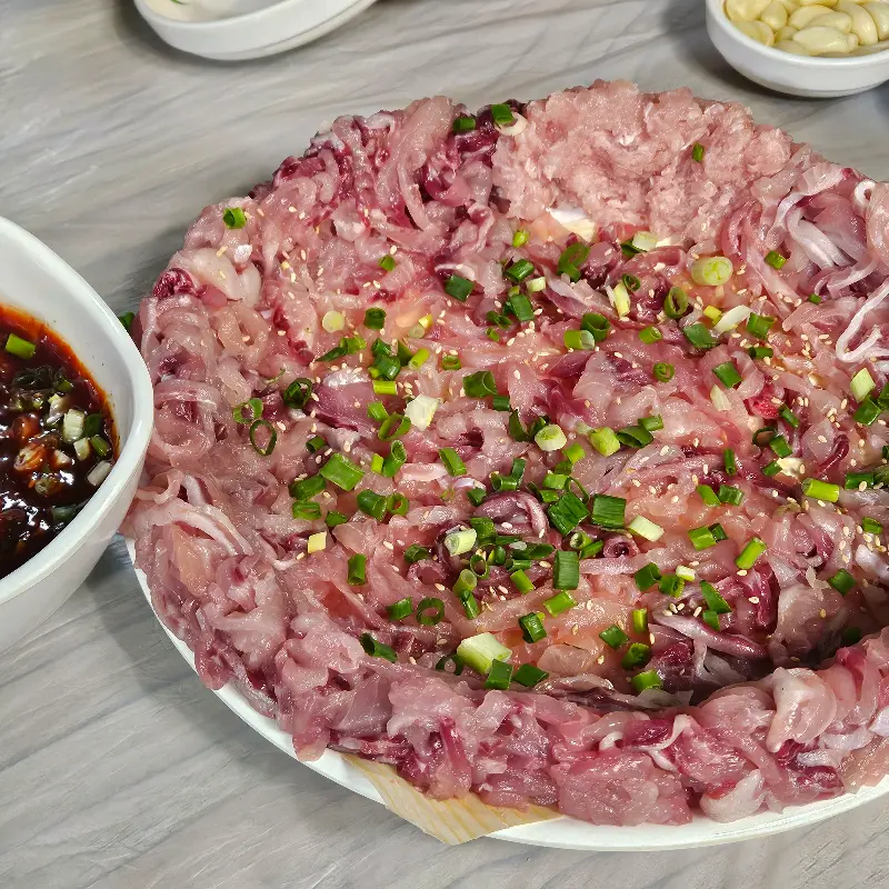 접시 가득 담긴 향어회