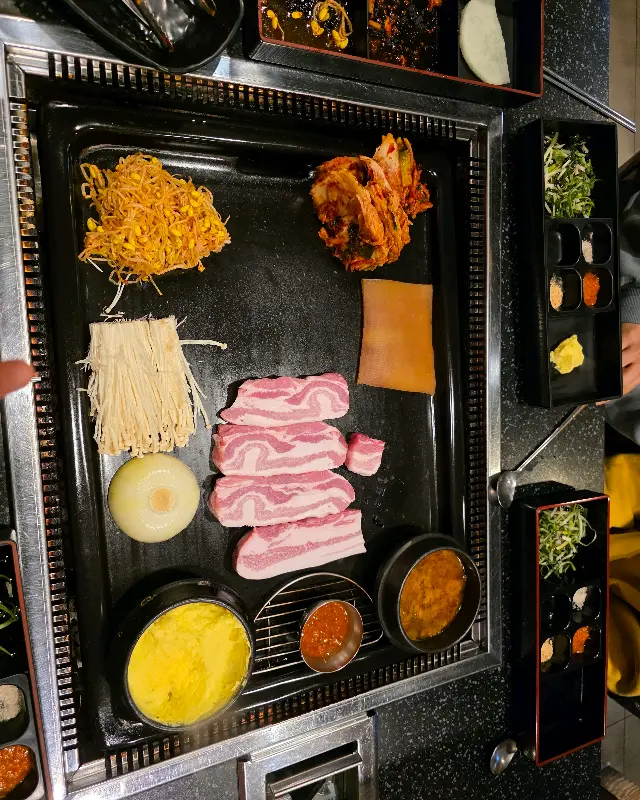 불판 위의 삼겹살