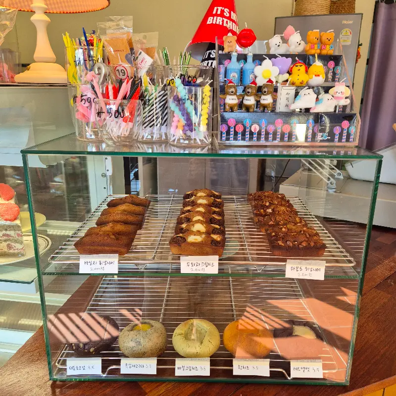 쇼케이스 안에 진열된 휘낭시에와 구움 과자