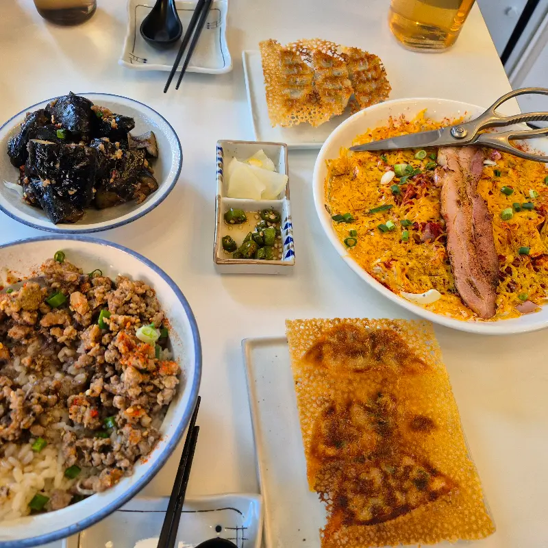 다양한 메뉴를 한 상에서 즐길 수 있는 요미우돈교자