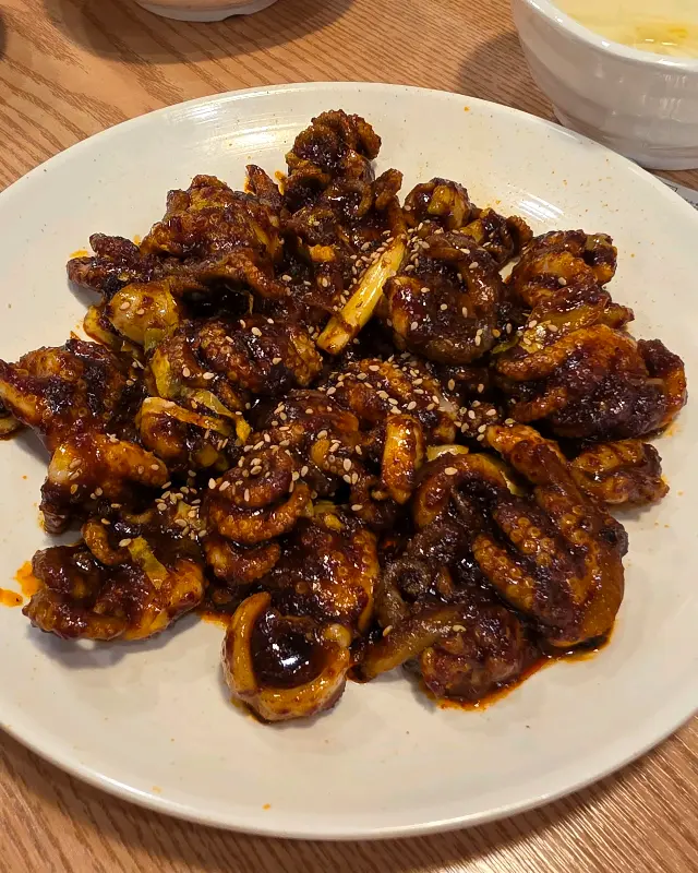 접시에 담긴 쭈꾸미 볶음