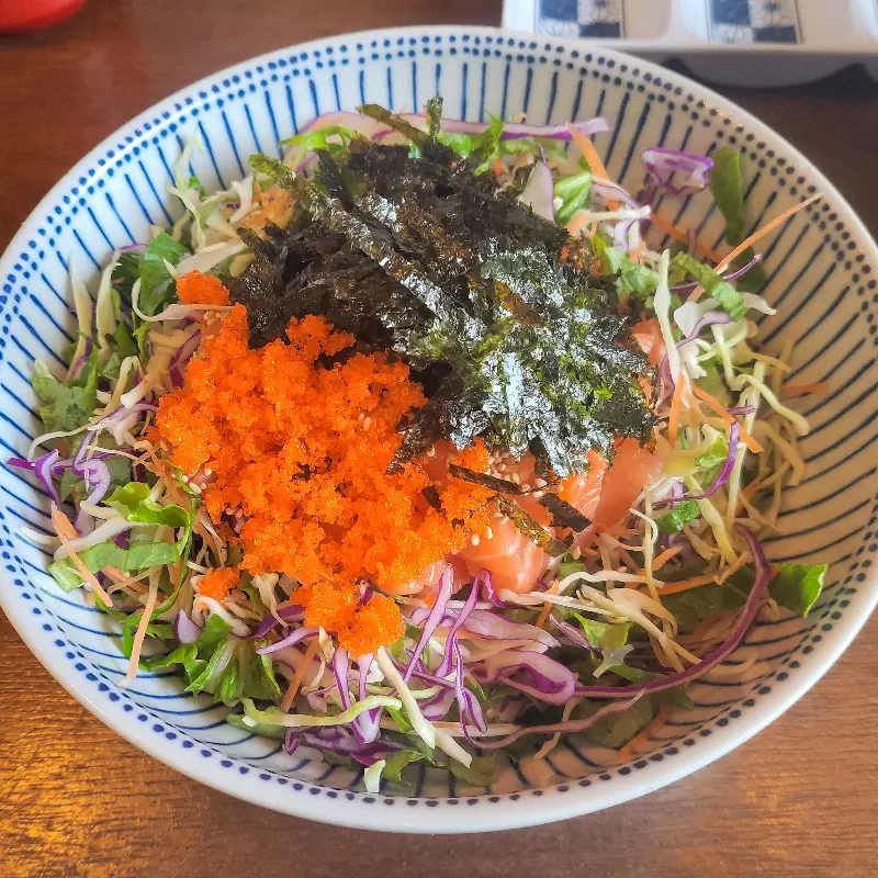 알록달록한 연어회덮밥