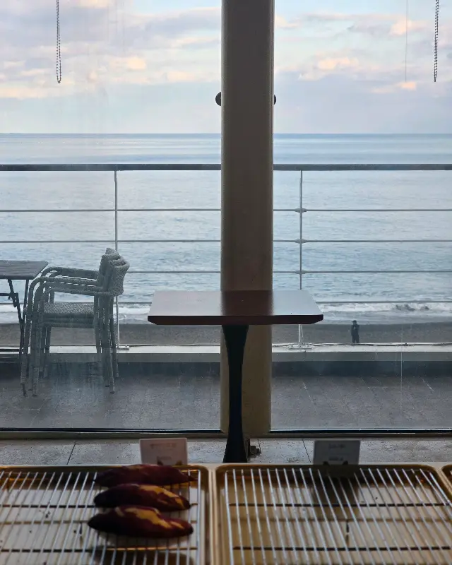 해월당 블루마시티점 내부에서 바라본 바다 풍경