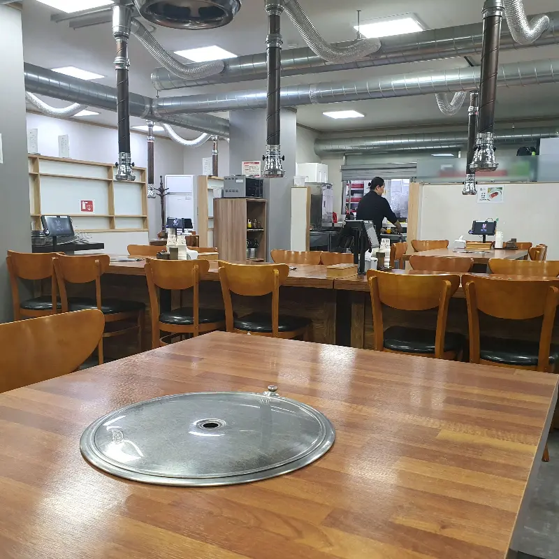 넓고 깔끔한 매장 내부