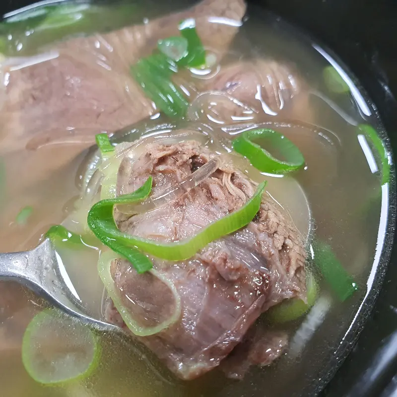 푸짐한 양을 자랑하는 한우갈비탕