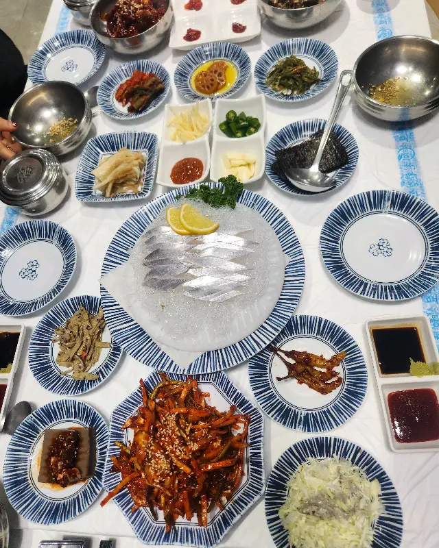 푸짐하게 차려진 갈치회 코스 상차림