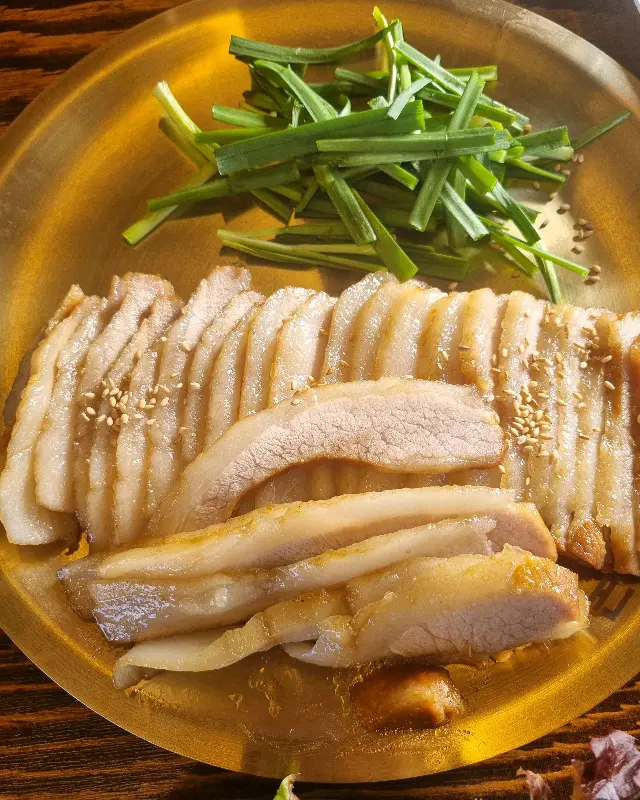 윤기가 좔좔 흐르는 항정/가브리살 수육