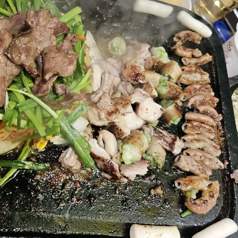 라면이 담긴 냄비의 모습