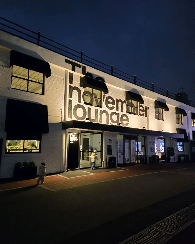 더 노벰버 라운지 외관