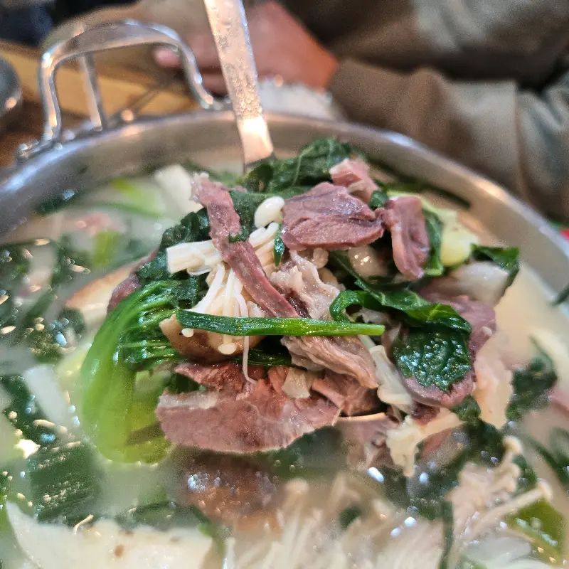 푸짐한 한우와 신선한 야채가 가득한 맑은 한우보양곰탕전골