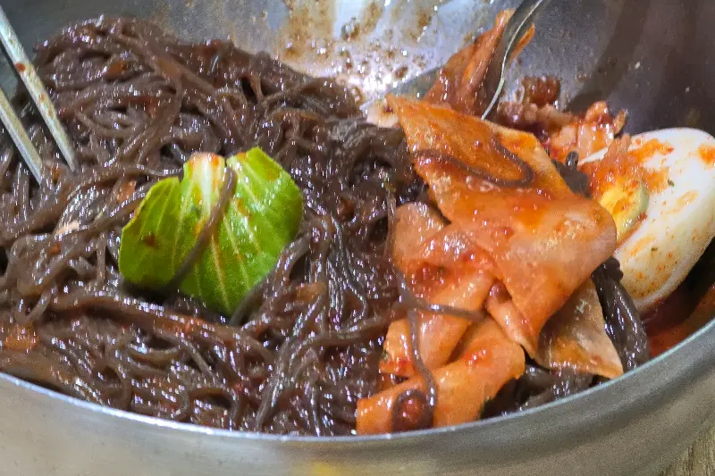 매콤한 비빔냉면