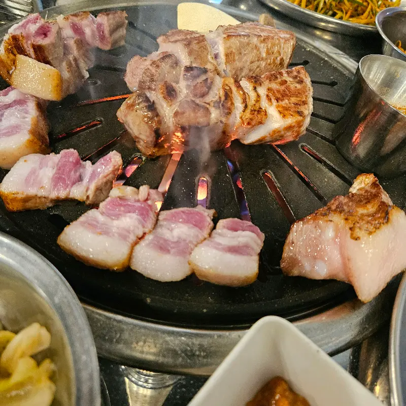 연탄불에 구워지는 흑돼지 근고기