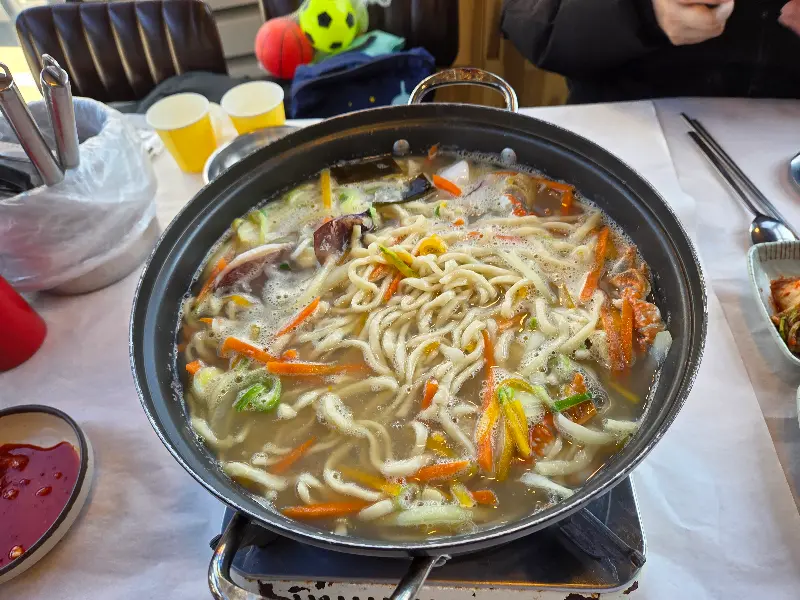 해산물이 푸짐하게 들어간 칼국수의 모습