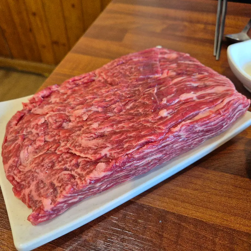 두툼한 두께를 자랑하는 꽃등심